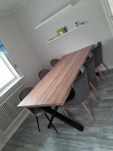 drewniany stół z krzesłami w pokoju w obiekcie Dream of Dalarna by Tanja w mieście Vansbro
