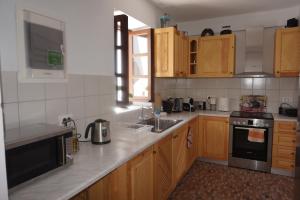 Kuchyňa alebo kuchynka v ubytovaní Elegant-Lindian Villa Marietta