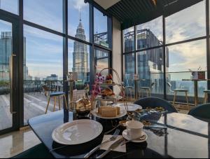 Star residance at Klcc - Two bedrooms with twin towers view في كوالالمبور: غرفة طعام مطلة على مبنى امباير ستيت