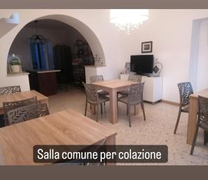 Musellaro的住宿－casa rosa abruzzo，一间带桌椅的用餐室