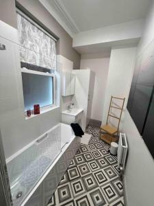 y baño con ducha y lavamanos. en 2 Bed ground floor apartment, sleeps 4 with free parking en Harrogate