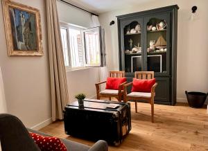 a living room with two chairs and a table at Les Petits Volets 3 appartements au choix in Antibes