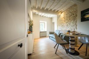 een woonkamer en eetkamer met een tafel en stoelen bij Forma Your Boutique Suite in Corciano