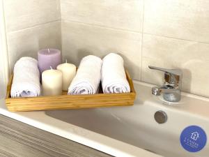 bandeja de madera con toallas y velas en un fregadero en I CASERE D V'NGINZ - HOLIDAYS APARTMENTS, en Mola di Bari 48 fotos más