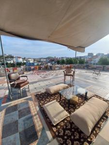 un patio con mesa, sillas y sombrilla en Arjana & Nelaj Apartments, en Ksamil
