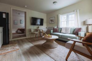 una sala de estar con un sofá y una mesa en Sage Haven #2, en Johnson City