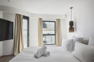 - un lit blanc avec 2 serviettes dans une chambre dans l'établissement Ref F501 - Palmes d'Or Properties, à Cannes
