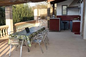 una mesa con sillas y un ordenador portátil en el patio en F3,la TERRASSE,1er étage,Le Rabinon,lac,riviereVAR, en Le Muy