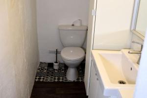 un baño con inodoro y lavabo en F3,la TERRASSE,1er étage,Le Rabinon,lac,riviereVAR, en Le Muy 7 fotos más