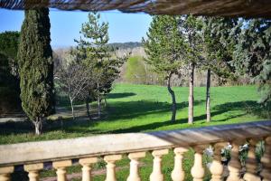 - Balcón con vistas a un campo verde en F3,la TERRASSE,1er étage,Le Rabinon,lac,riviereVAR, en Le Muy