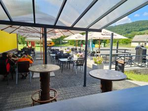 Nespecifikovaný výhled na hory nebo výhled na hory při pohledu z hotelu