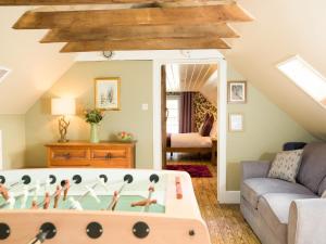 un soggiorno con un grande biliardino in legno di The Maltings - lodge with hot tub a Nethy Bridge
