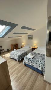 Łóżko lub łóżka w pokoju w obiekcie Apartmans and Rooms Madunic M
