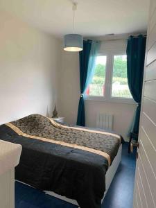 1 dormitorio con 1 cama en una habitación con ventana en Villa feng shui, en Fargues-de-Langon