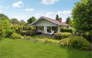 una piccola casa con un giardino di fronte di Cozy Home In Niv With Kitchen a Nivå