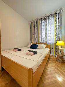 1 dormitorio con 1 cama grande y 2 almohadas rosas. en Apartment SEAGULL, en Igrane