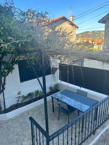 un patio con una mesa azul y un árbol en Maison de Ville Cannes Centre en Cannes