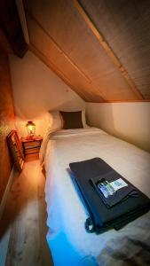 ein Schlafzimmer mit einem Bett mit einem Koffer drauf in der Unterkunft Rose House in Glenarm