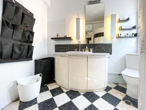 斯派赛斯Casa Bianca Elegant House Near Beach的带水槽和马桶的浴室