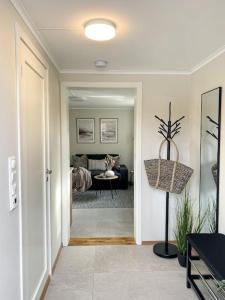 un corridoio che conduce a un soggiorno con divano di Beautiful apartment near forest, sea and city a Sandefjord