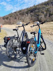 Anar amb bici a Fossane gard, autentiske gardshus på sauegard o pels voltants