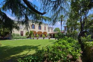 - une vue sur la maison depuis le jardin dans l'établissement Villa della Corte - Homelike Villas, à Erbusco
