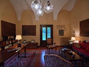 - un salon avec un canapé et une table dans l'établissement Villa della Corte - Homelike Villas, à Erbusco