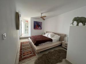 um quarto com uma cama e uma estátua de elefante na parede em El Nido em Mojácar