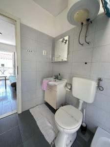 y baño con aseo, lavabo y espejo. en Apartment SEAGULL, en Igrane