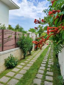 un giardino con peperoni rossi che crescono su una recinzione di DIMORA ARTEMISIO a Siponto