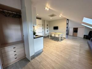 Habitación grande con cocina y comedor. en V Apartamento junto a PlazaMayor, en Salamanca