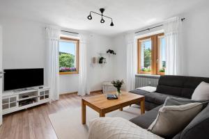 sala de estar con sofá y TV en Haus Bergruh Fuchsbau, en Todtnauberg