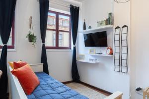 Televisyen dan/atau pusat hiburan di Host Wise - Cozy Sunny Flats - Ace Location