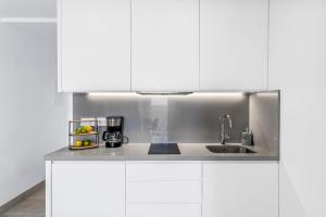 A kitchen or kitchenette at MEDANO4YOU Charly Blau