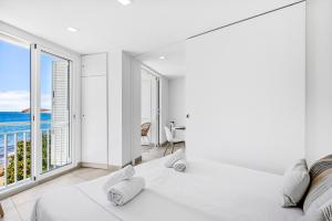 A bed or beds in a room at MEDANO4YOU Charly Blau