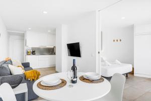 A television and/or entertainment centre at MEDANO4YOU Charly Blau