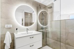 A bathroom at MEDANO4YOU Charly Blau