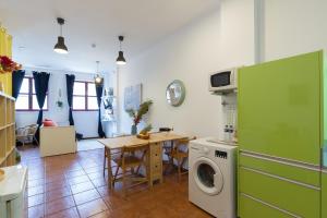 Dapur atau dapur kecil di Host Wise - Cozy Sunny Flats - Ace Location