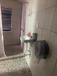 baño con lavabo y dispensador de papel higiénico en Alojamiento Morelos, en Ciudad de México
