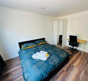 een slaapkamer met een bed met handdoeken erop bij Sunshine B&B in Utrecht