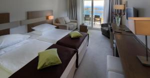 Postel nebo postele na pokoji v ubytování Hotel Park Makarska