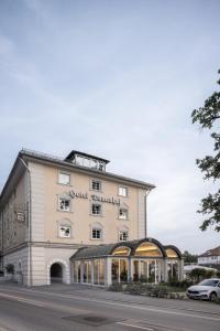 ein Gebäude mit einem Schild auf der Vorderseite in der Unterkunft Hotel Donauhof in Deggendorf