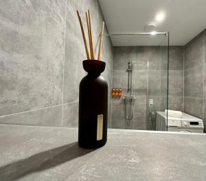 une bouteille noire assise sur un comptoir dans une salle de bains dans l'établissement Sunshine B&B, à Utrecht