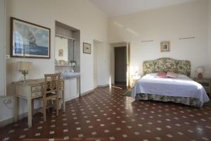 馬爾米堡的住宿－Villa Eden - Homelike Villas，一间卧室配有一张床、一张桌子和一个水槽