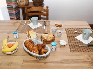 una mesa con un montón de comida. en l'Orée du Bois en Saint-Brice