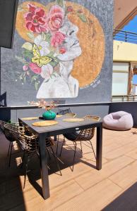 una mesa con sillas y una pintura en la pared en Luxury apartments in DOWNTOWN of Perea en Perea