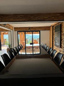 une chambre avec des chaises et une table avec vue dans l'établissement Zdravkovac Country Club - Hotel, à Topola