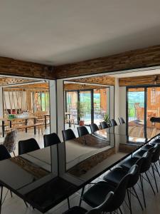 una sala de conferencias con una mesa larga y sillas en Zdravkovac Country Club - Hotel en Topola