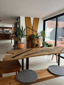 - une table en bois dans une pièce avec des plantes en pot dans l'établissement Zdravkovac Country Club - Hotel, à Topola