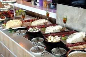 una línea de buffet con muchos tipos diferentes de comida en PEARLY HOTEL, en Antalya